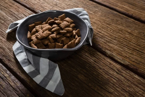 Ciotola di croccante al cioccolato tostato con tovagliolo — Foto Stock