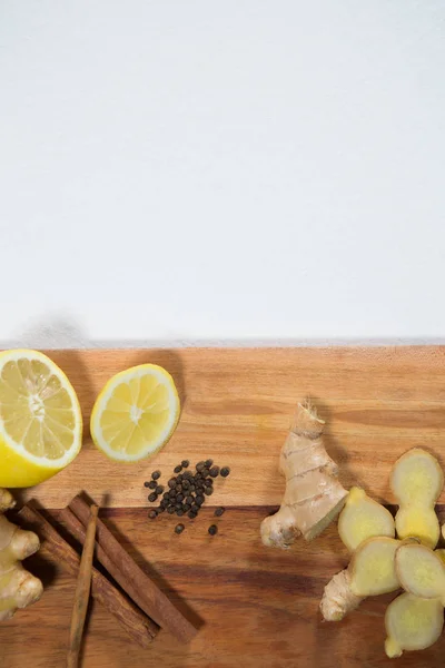 Citron och olika kryddor trä servering ombord — Stockfoto