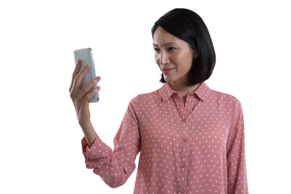 Executivo feminino tomando selfie com telefone — Fotografia de Stock