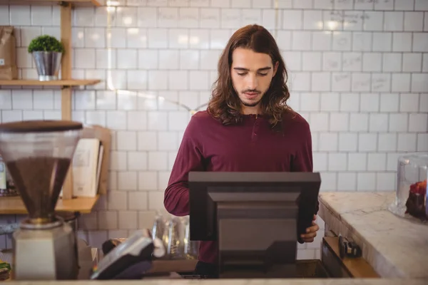 Servitören med långt hår med kassaregister — Stockfoto