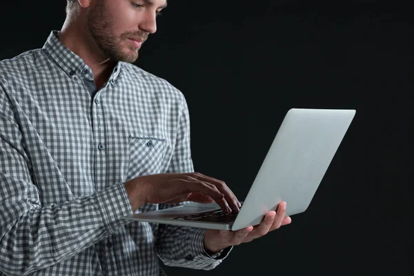 Hombre usando ordenador portátil — Foto de Stock