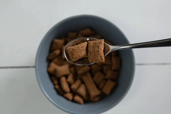 Crunch au chocolat dans la cuillère — Photo