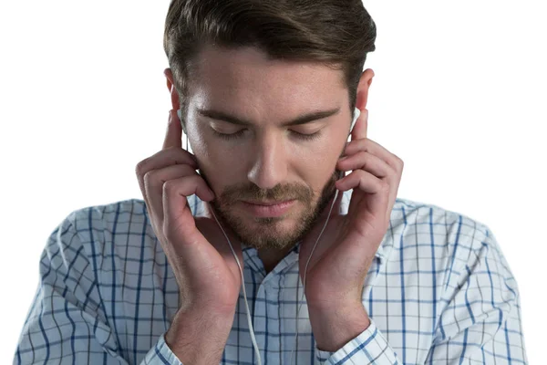 Man die naar muziek luistert — Stockfoto