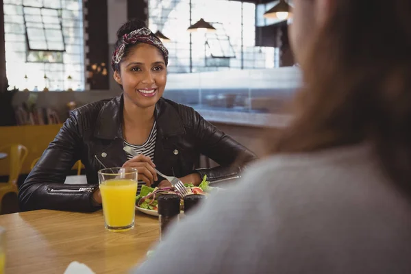 Vrouw met vriend met salade — Stockfoto