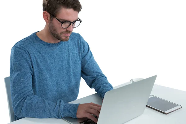 Man använder laptop på skrivbordet — Stockfoto
