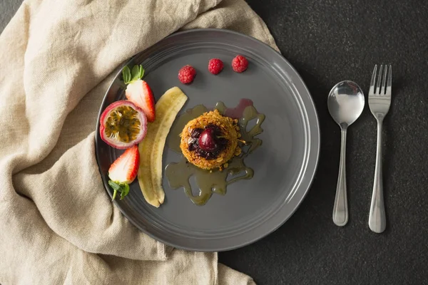Colazione sana con frutta in un piatto — Foto Stock