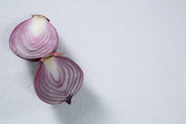 Cebollas cortadas a la mitad sobre fondo blanco — Foto de Stock