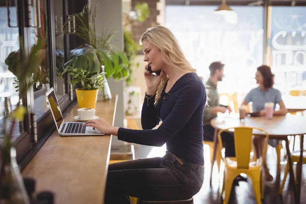 Woman talking on phone — Stock Photo, Image