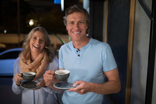 Heureux couple prenant un café — Photo