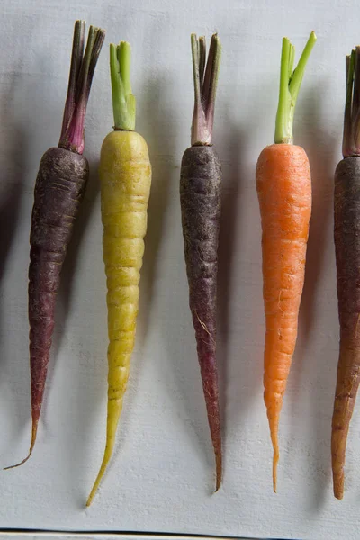 Морква розташована на столі — стокове фото