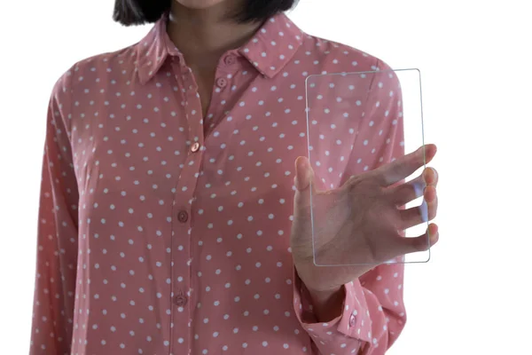 Ejecutivo femenino sosteniendo un teléfono inteligente de vidrio —  Fotos de Stock