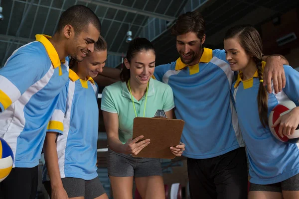 Entrenadora explicando a jugadores de voleibol — Foto de Stock