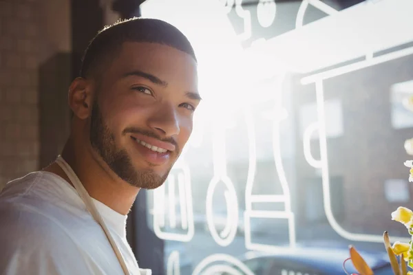 Porträt eines jungen Kellners im Café — Stockfoto
