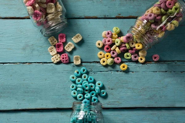 Café da manhã cereais derramando fora da garrafa — Fotografia de Stock