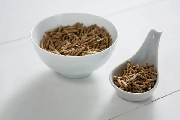 Tărâțe de cereale bețe în castron și lingură — Fotografie, imagine de stoc
