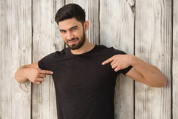 Retrato del hombre apuntando a la camiseta — Foto de Stock