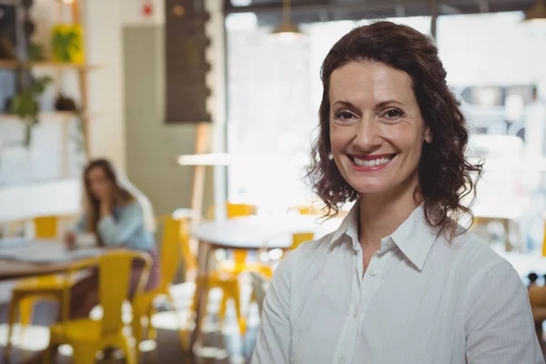 Retrato de mulher sorridente no café — Fotografia de Stock