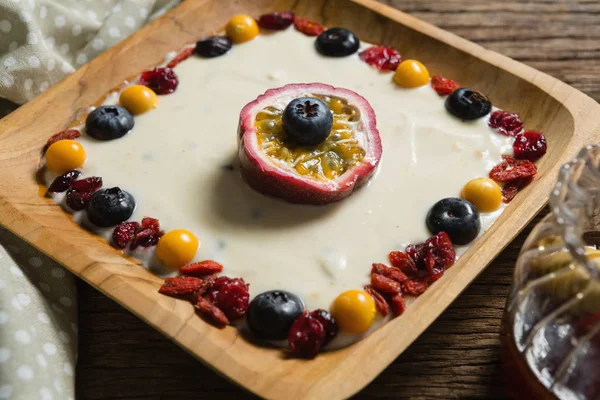 Fruktyoghurt i plattan på ett träbord — Stockfoto