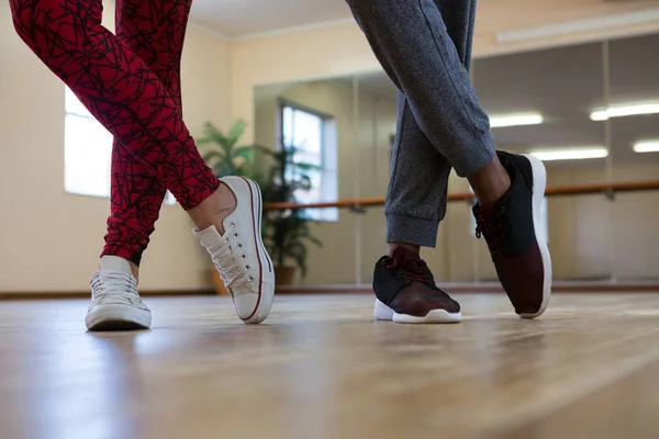 Friends practicing dance on floor — Stock Photo, Image