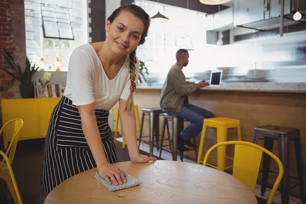 Portrait de la serveuse table de nettoyage — Photo