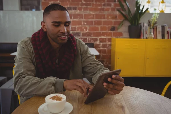 Man using tablet at cafe — Stock Photo, Image