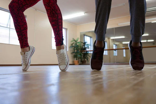 Mulher com amigo praticando dança — Fotografia de Stock