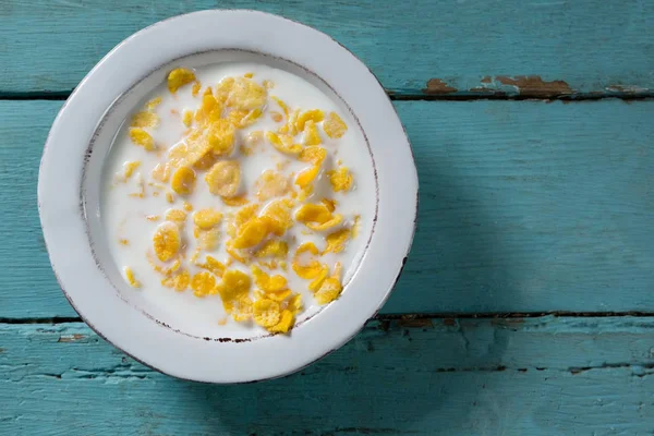 Cereales de desayuno en tazón sobre mesa de madera — Foto de Stock