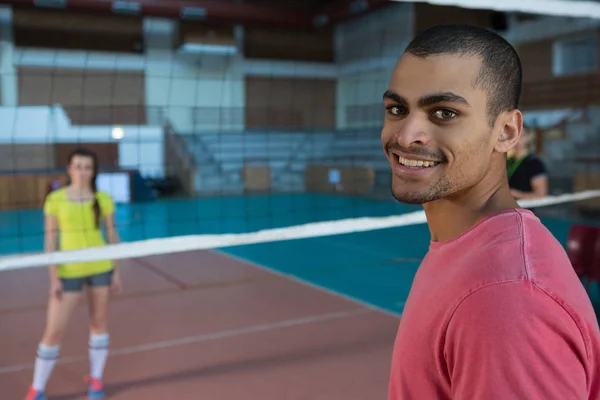 Jogador de voleibol masculino na quadra — Fotografia de Stock