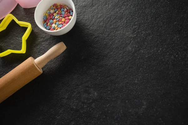 Cortadores de pastelería y rodillo con caramelos — Foto de Stock