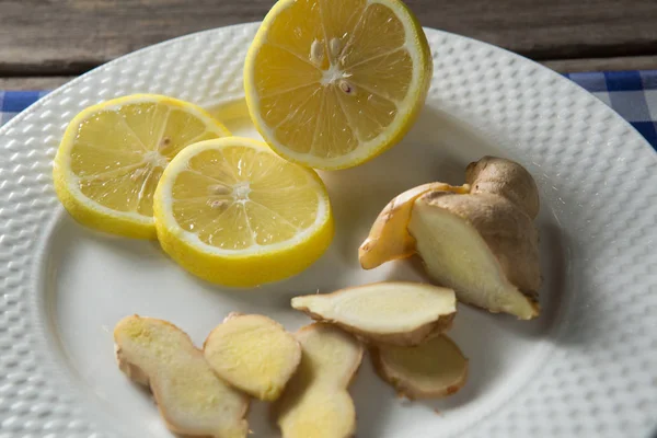 Limão e gengibre na placa — Fotografia de Stock