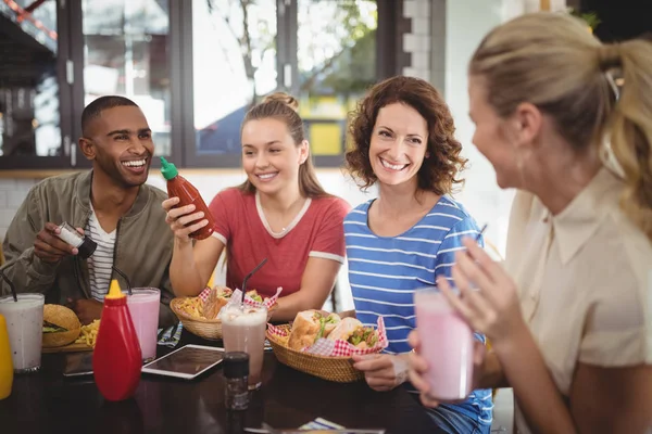 Vrienden praten tijdens de vergadering op café — Stockfoto