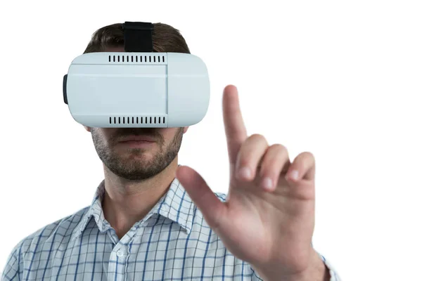 Ο άνθρωπος χειρονομίες κατά τη χρήση του σετ κεφαλής εικονικής πραγματικότητας — Φωτογραφία Αρχείου