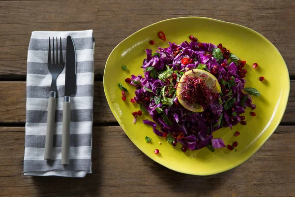 Salata tabağına ahşap masa — Stok fotoğraf