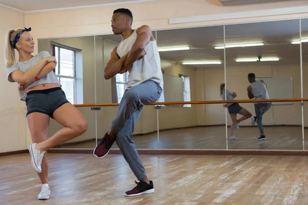 Amigos practicando danza contra espejo — Foto de Stock