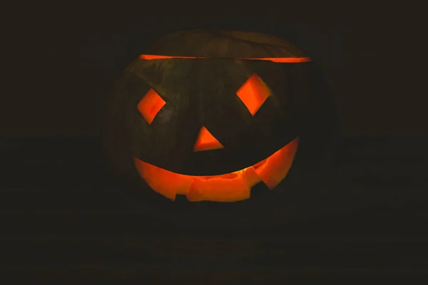 Jack o lantern glödande i mörkrum — Stockfoto