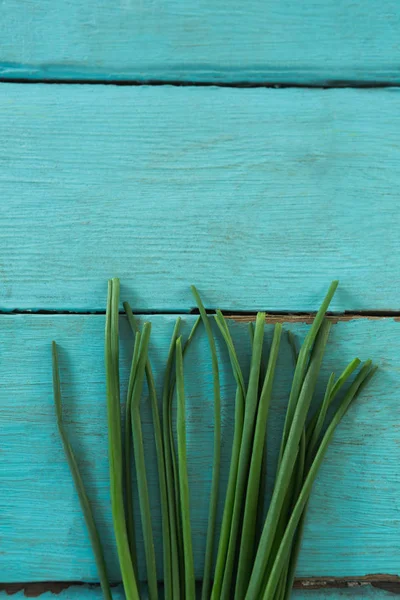 Garlic chives on wooden table — Stock Photo, Image