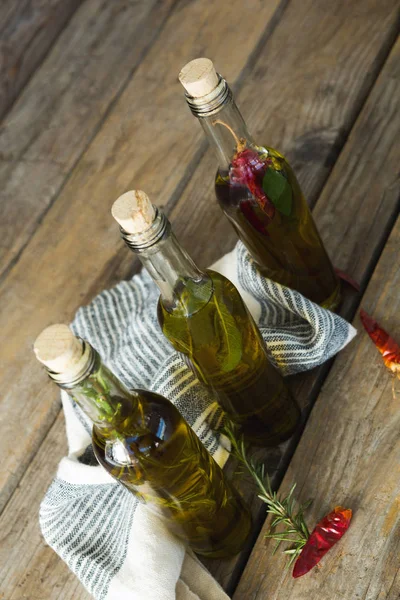 Bottiglie di olio con erbe aromatiche e spezie — Foto Stock