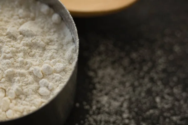 Gros plan de la farine dans un bol — Photo