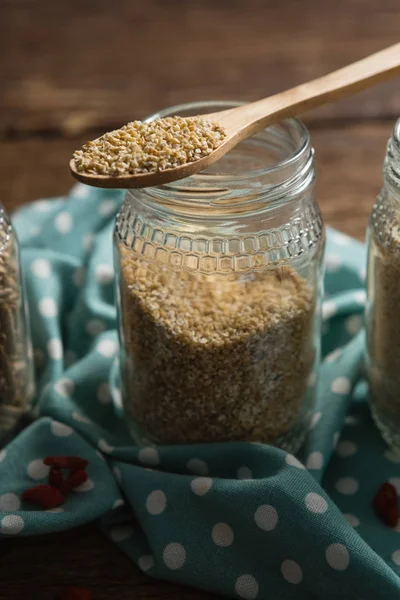 Grains (Κόκκοι) σε ξύλινο κουτάλι — Φωτογραφία Αρχείου