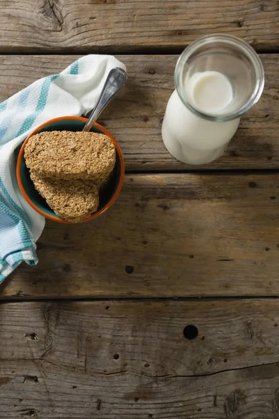 Granola bár és a tej, a szalvéta — Stock Fotó