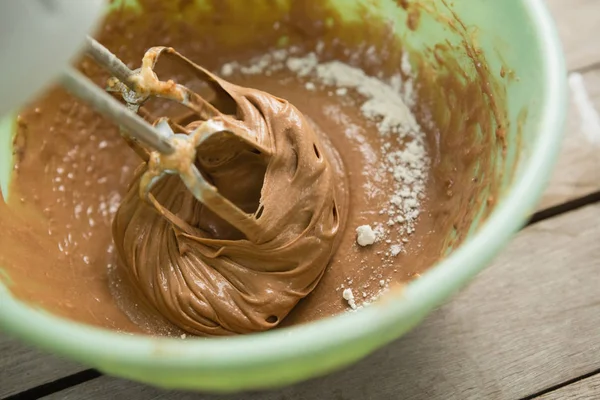 Elektromos keverő keverés liszt és csokoládé tészta — Stock Fotó
