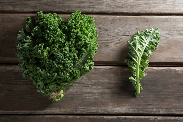 Vegetal de couve em mesa de madeira — Fotografia de Stock