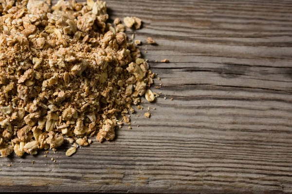 Muesli verspreid over houten tafel — Stockfoto