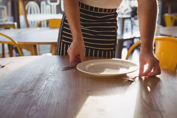 Camarero que arregla el plato en la mesa —  Fotos de Stock