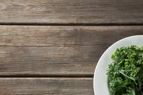 Vegetal de couve em chapa na mesa — Fotografia de Stock