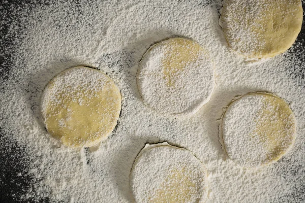 Primer plano de harina en galletas sin cocer — Foto de Stock