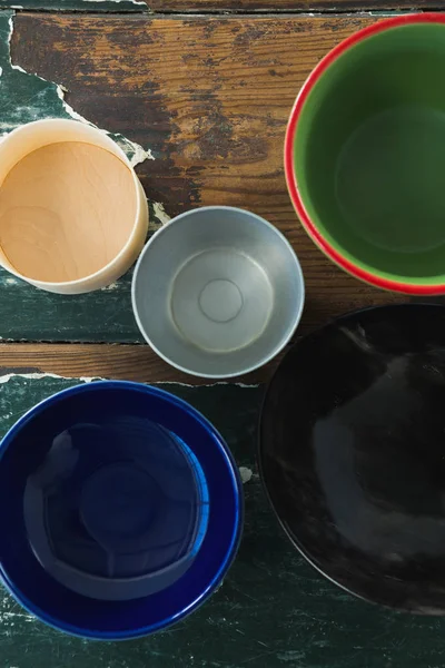 各种类型的空碗木制的桌子上 — 图库照片