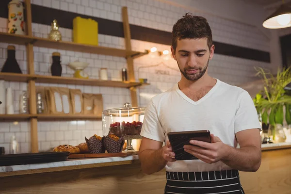 Garçom usando tablet no café — Fotografia de Stock