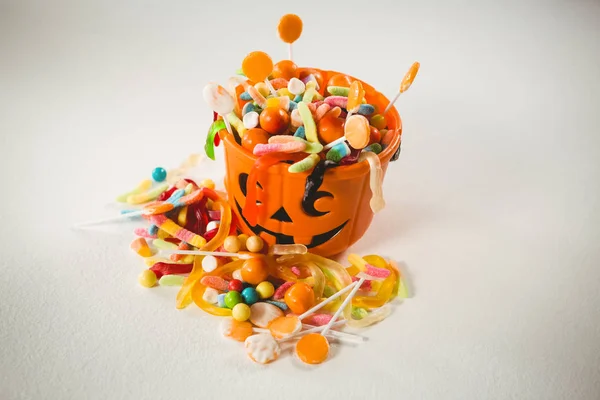 Balde com vários alimentos doces durante o Halloween — Fotografia de Stock