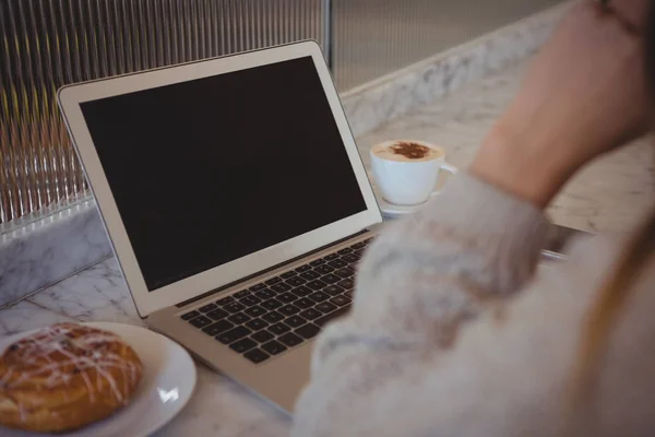 Femme avec ordinateur portable au café — Photo
